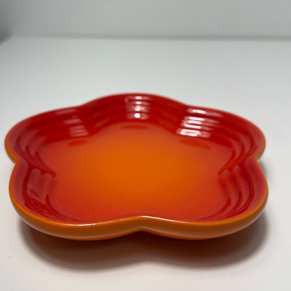 Le Creuset Flamme Dorée Stoneware Flower Petal Scalloped Trinket Dish Plate Tray - Picture 7 of 9